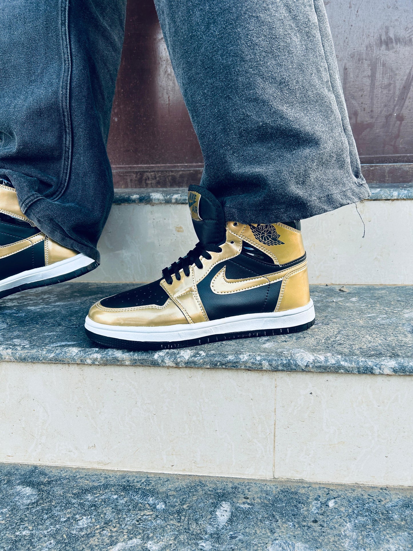 Nike AIR JORDAN GOLD BLACK