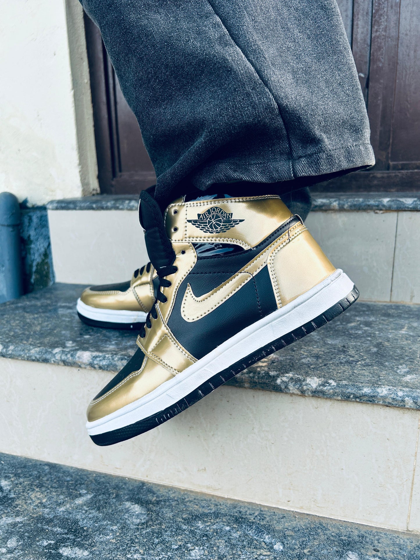 Nike AIR JORDAN GOLD BLACK