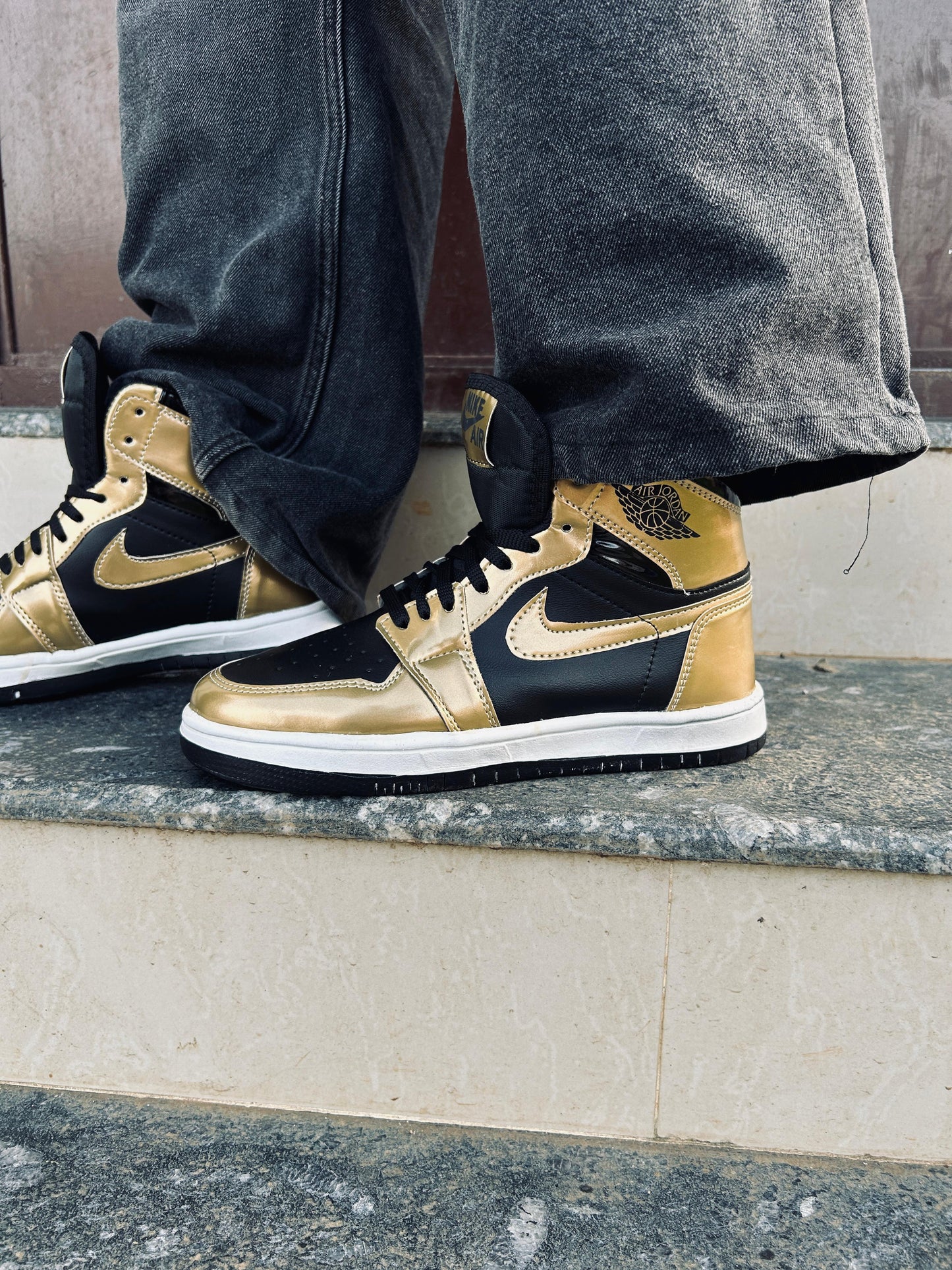 Nike AIR JORDAN GOLD BLACK